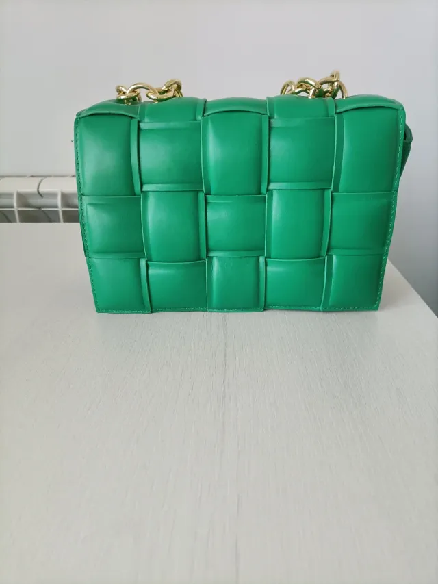 Bolso de hombro verde con cadena dorada