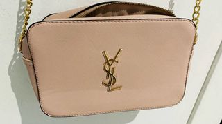 Bolso de hombro pequeño rosa con cadena FALSO