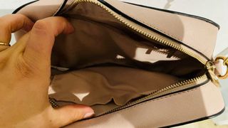 Bolso de hombro pequeño rosa con cadena FALSO