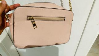 Bolso de hombro pequeño rosa con cadena FALSO