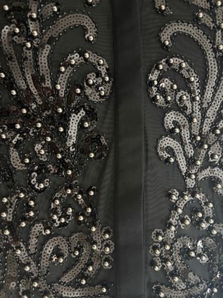 Elegante camicia nera con riporti luminosi, perfet