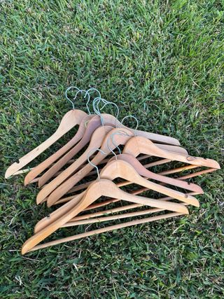 10 perchas de madera con gancho metálico