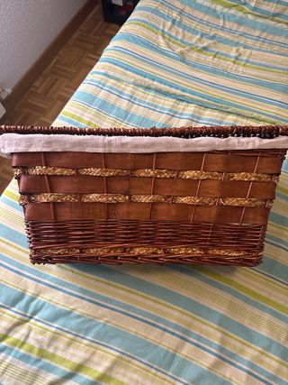 Cesta Mimbre Marrón y Dorada