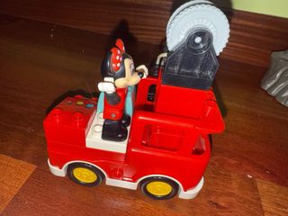 Minnie Mouse en Coche Rojo tipo megablocks lego