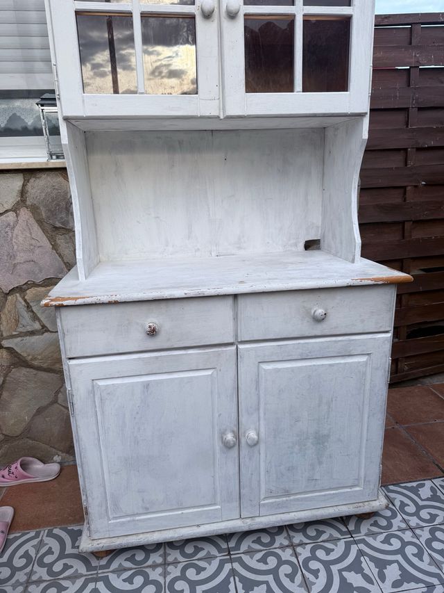 Alacena de pino pintada en blanco