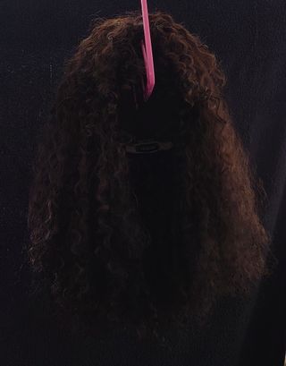 Peluca larga rizada de cabello natural.