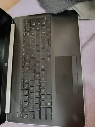 Portátil HP modelo 15 AMD Radeon 8RAM