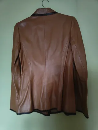 Americana de piel marrón