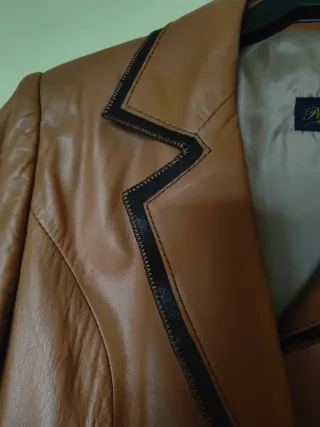 Americana de piel marrón