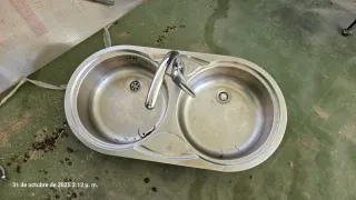 Fregadero doble con grifo de acero inoxidable