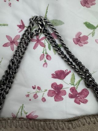 Bolso de piel beige/gris con cadena