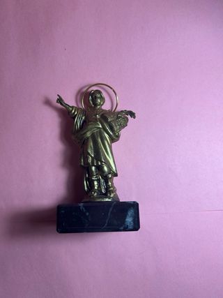 Figura religiosa dorada con halo
San Expedito