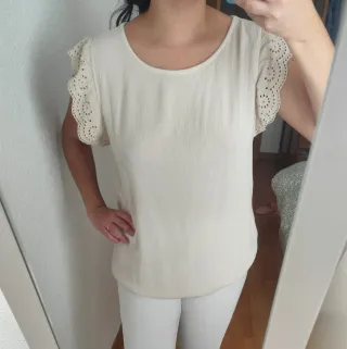 Blusa beige con mangas de encaje