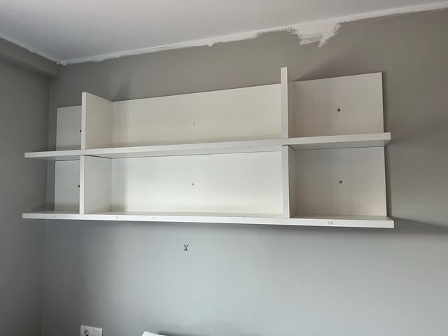 Estanterías de madera blancas