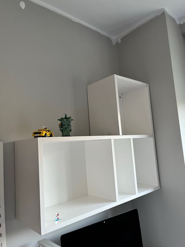 Estanterías de madera blancas