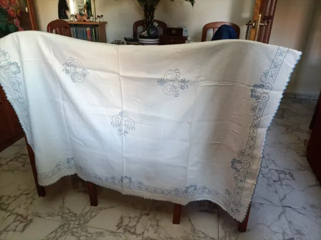 Mantel cuadrado bordado con 6 servilletas