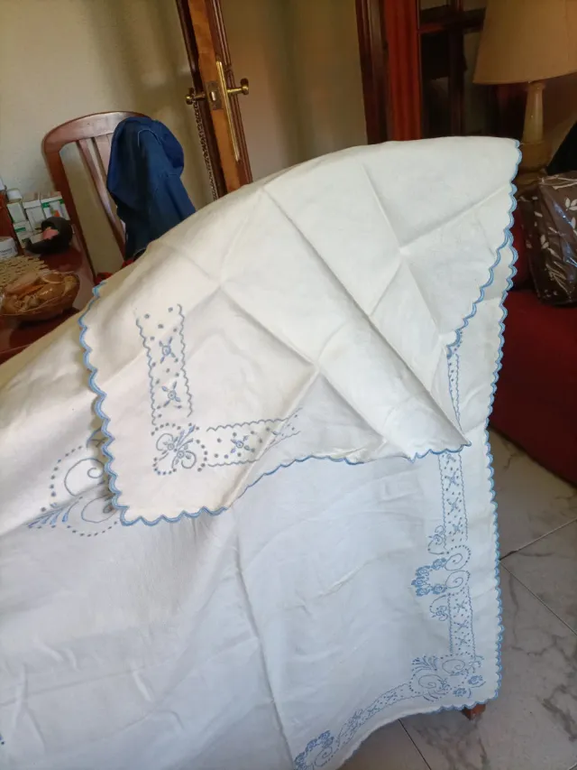 Mantel cuadrado bordado con 6 servilletas