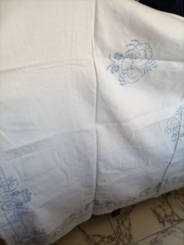 Mantel cuadrado bordado con 6 servilletas