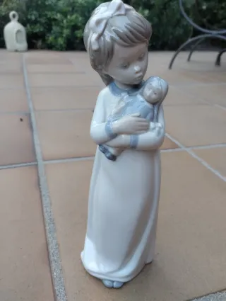 Porcelana Zaphir Niña con Muñeca