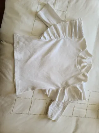 Camiseta blanca con volantes