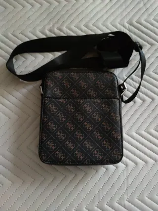 Bandolera Guess hombre