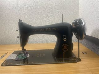 Máquina de coser Alfa antigua.