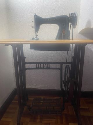 Máquina de coser Alfa antigua.