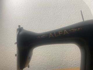 Máquina de coser Alfa antigua.
