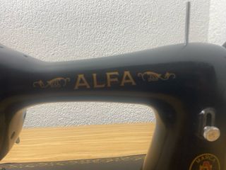 Máquina de coser Alfa antigua.