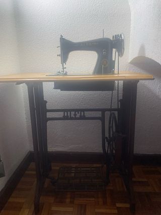 Máquina de coser Alfa antigua.