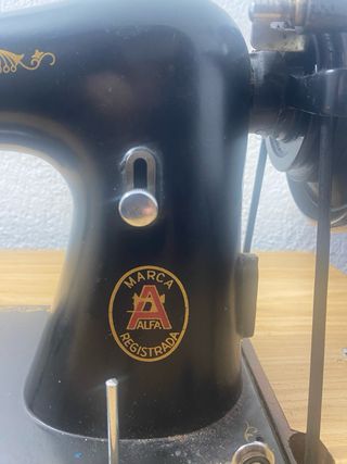 Máquina de coser Alfa antigua.