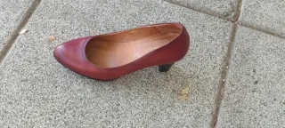 Zapatos de tacón burdeos, en piel