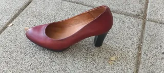 Zapatos de tacón burdeos, en piel