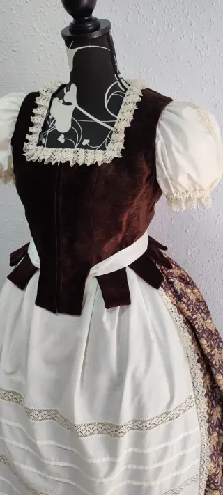 Traje Huertana Nuevo Marrón y beige

