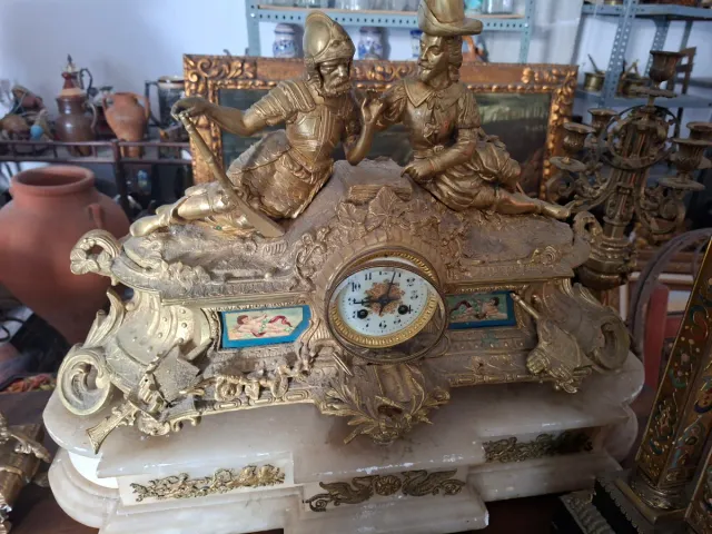 Reloj de sobremesa antiguo con figuras