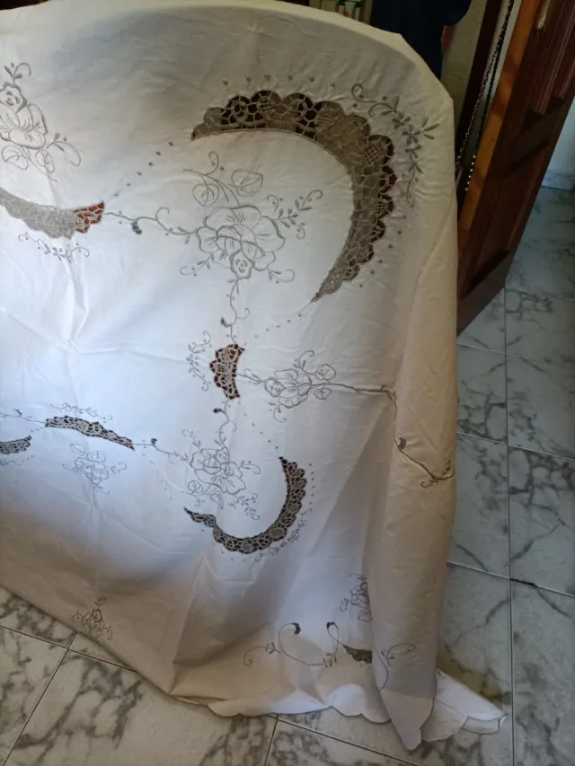 Mantel para 12 comensales beige/blanco