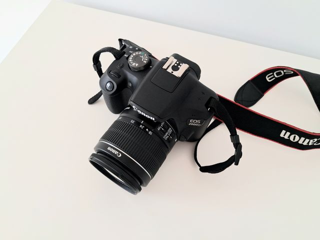 Cámara Canon EOS 2000D