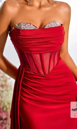 Vestido rojo con detalles de malla