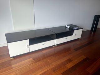 Mueble comedor negro y blanco, con vitrina
