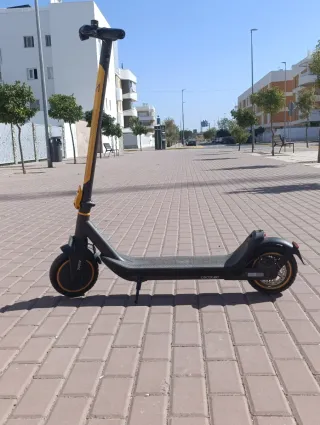 Patinete Eléctrico Negro y Amarillo