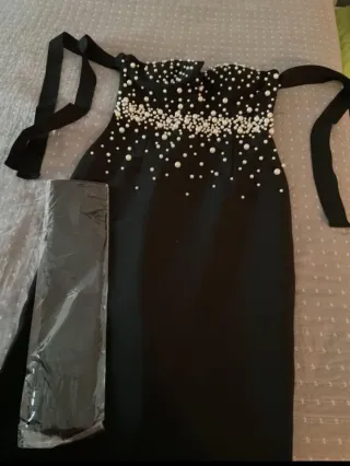 Vestido de fiesta negro con perlas