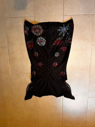 Vestido Negro Desigual con Flores