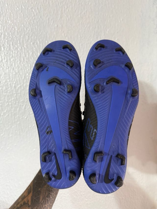 Botas de fútbol Nike Mercurial Negras y Azules.
