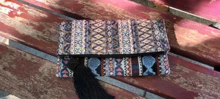 Bolso de mano étnico con flecos