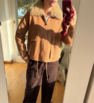 Giacca marrone con scritta retro