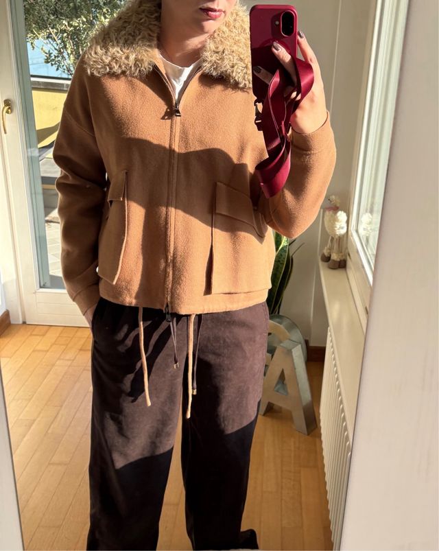 Giacca marrone con scritta retro