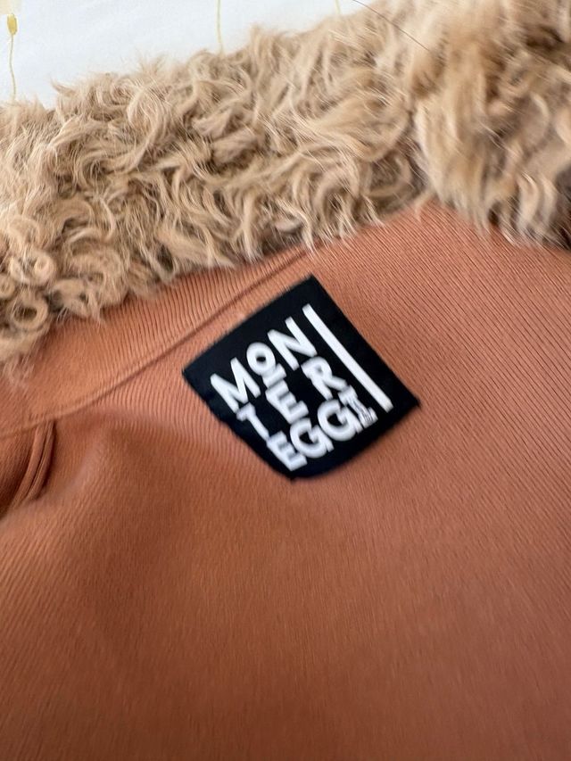 Giacca marrone con scritta retro