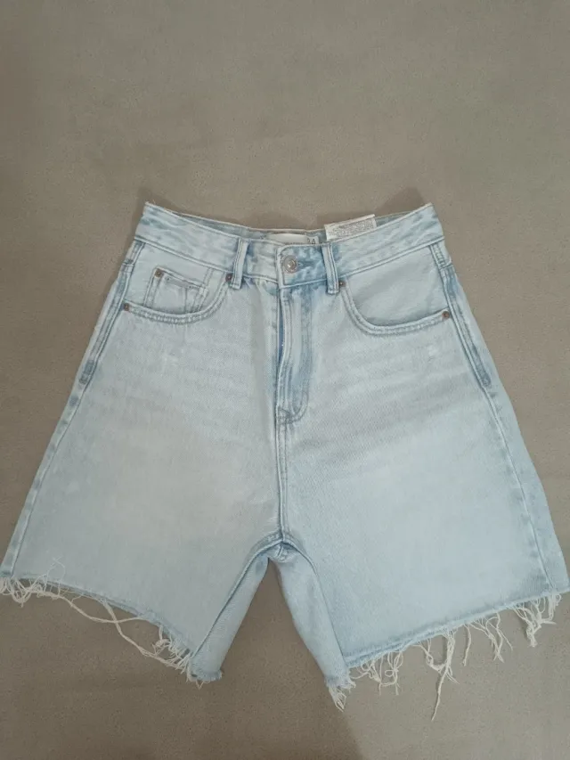 Vaquero corto desgastado