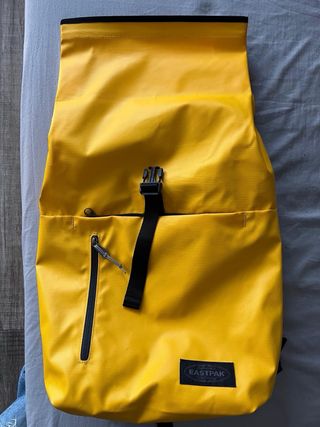 Mochila Eastpak impermeable amarilla