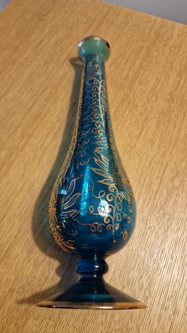 Jarrón Bohemia de cristal azul con detalles dorado